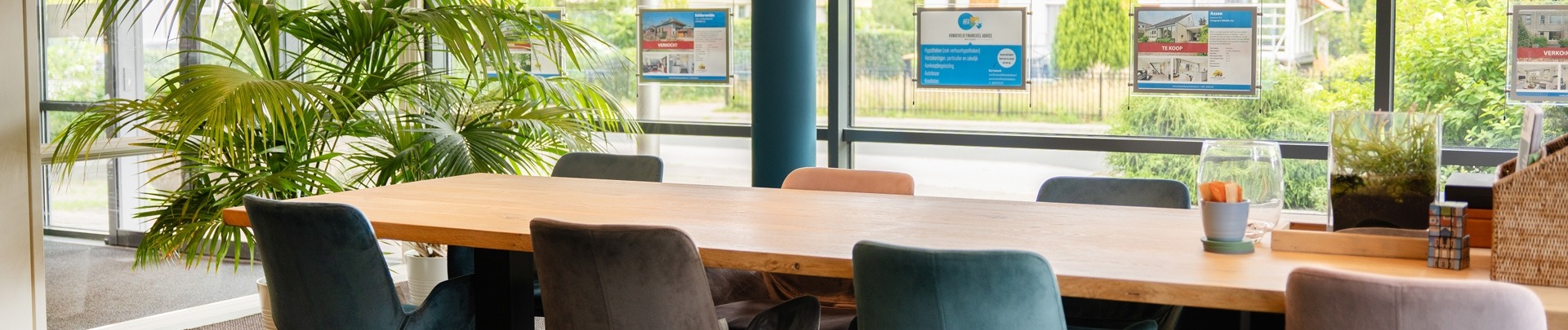 Een lange tafel met stoelen op het kantoor van Hondeveld Financieel Advies